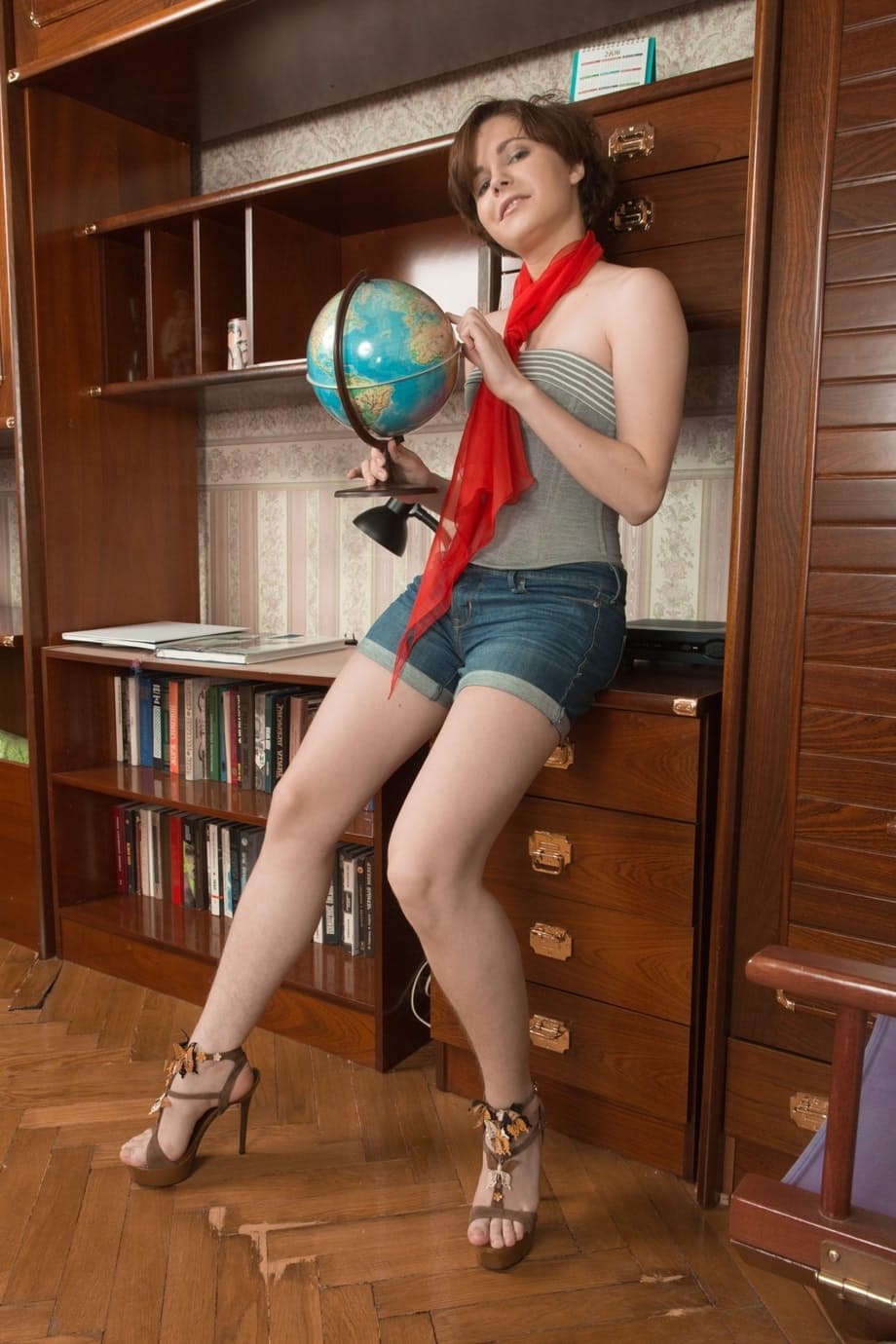 Short haired amateur Aria proudly displays her all natural cunt
