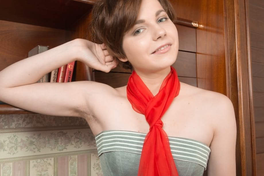 Short haired amateur Aria proudly displays her all natural cunt