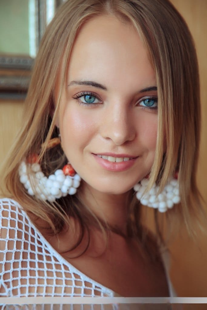 Glamorous young beauty Rachel Blau loves spreading her shaved vagina