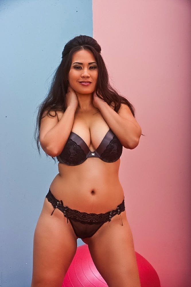 Overweight solo girl plunges her fingers into her pussy after lingerie removal
