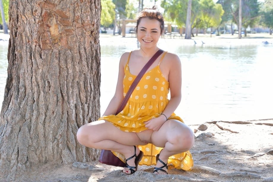 Pretty teen bares her pussy in the sun and stretches wide for vibrator fun