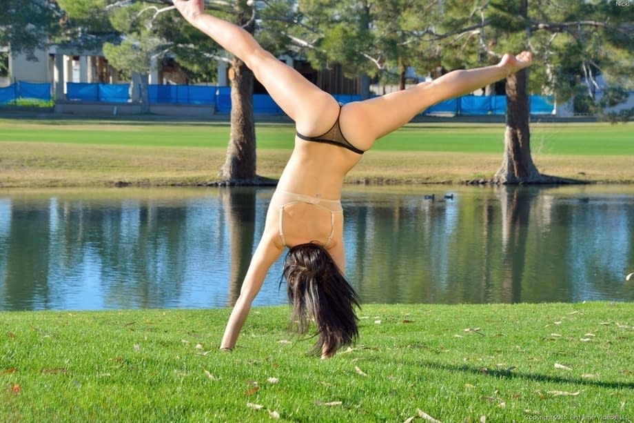 Flexible teen sports no panty upskirts before getting naked at a park