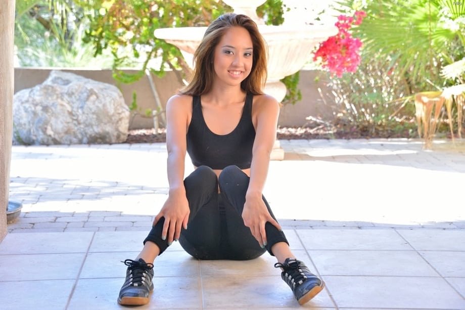 Fit teen girl stops to fist her twat while out for a morning jog