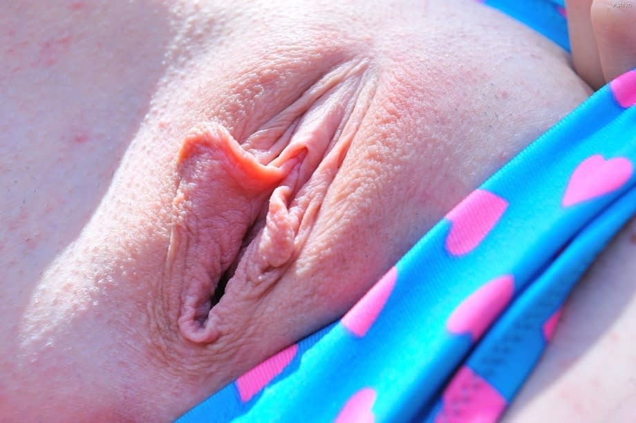 Sexy teen bares her hot ass before attending to her suckable pussy