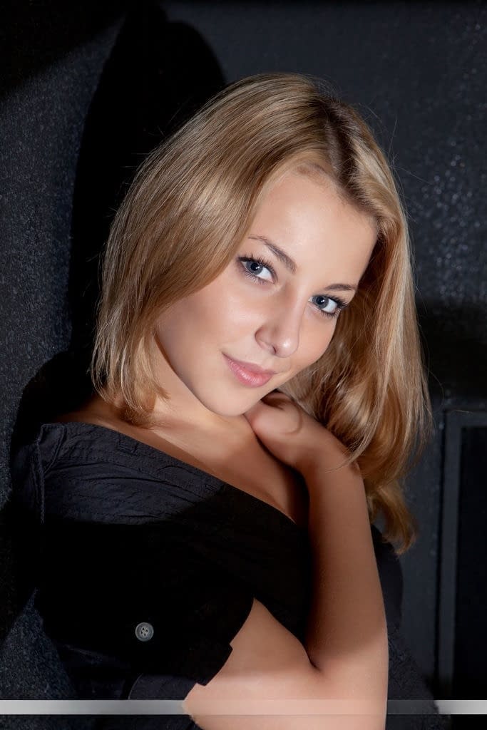 Erotic Nikia A lifts her amazing legs up and shows her shaved holes