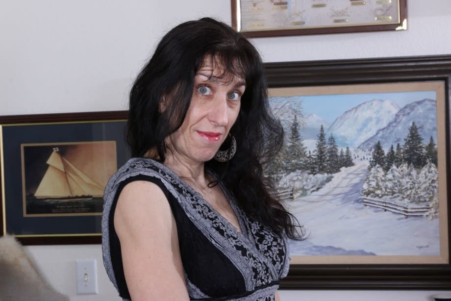 Old hag takes off all her clothes to make nude modelling debut