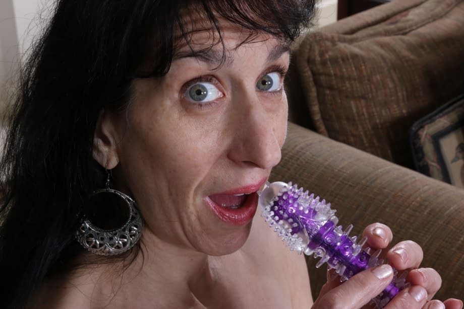 Old hag takes off all her clothes to make nude modelling debut