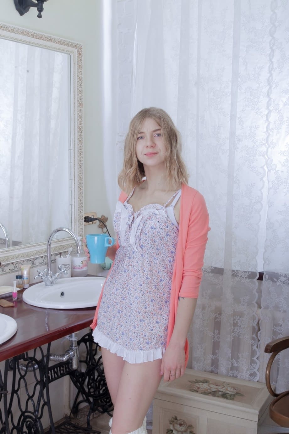 Sweet teen girl shows off her natural pussy during nude modeling premiere