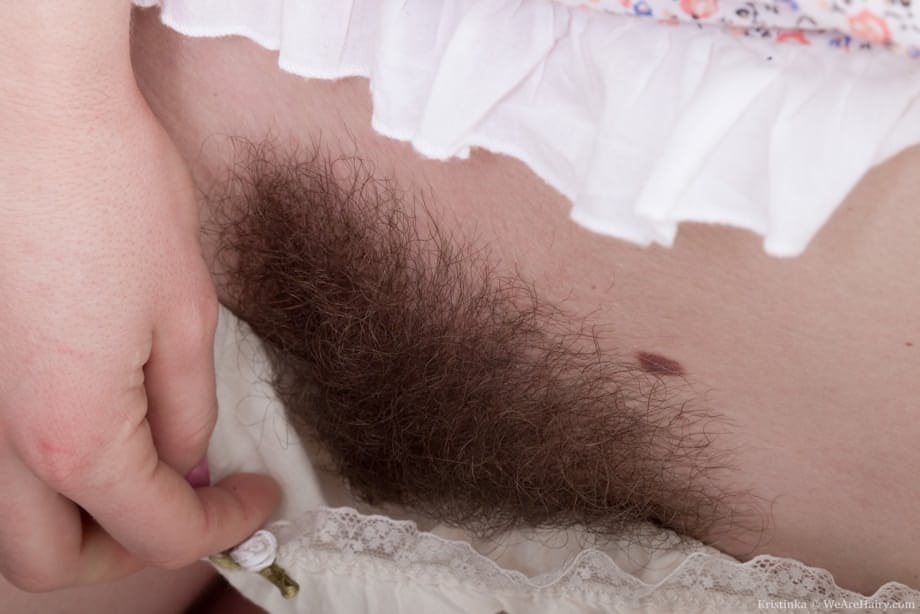 Sweet teen girl shows off her natural pussy during nude modeling premiere