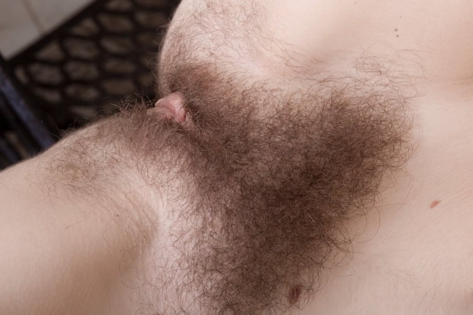 Sweet teen girl shows off her natural pussy during nude modeling premiere