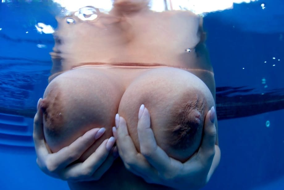 Valory Irene and her lesbian gf show off naked bodies underneath the waterline