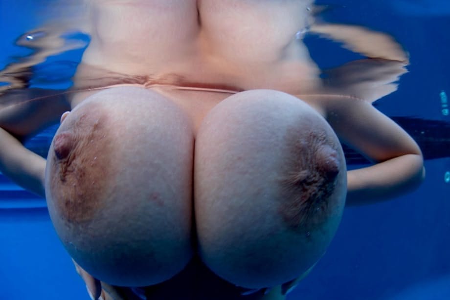 Valory Irene and her lesbian gf show off naked bodies underneath the waterline