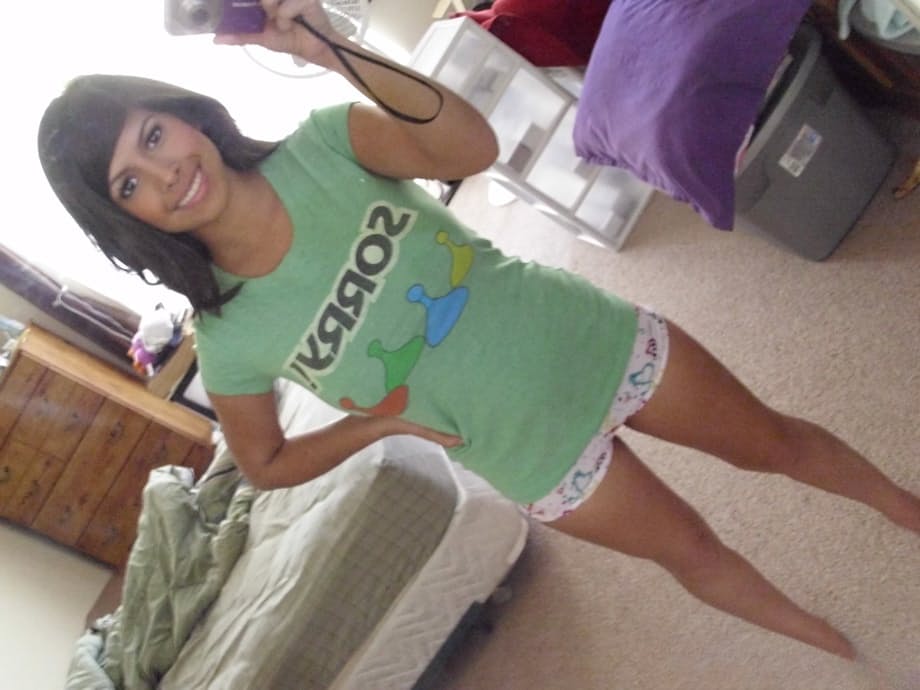 Latina teen Layla Rose takes selfies of her great tits and shaved pussy
