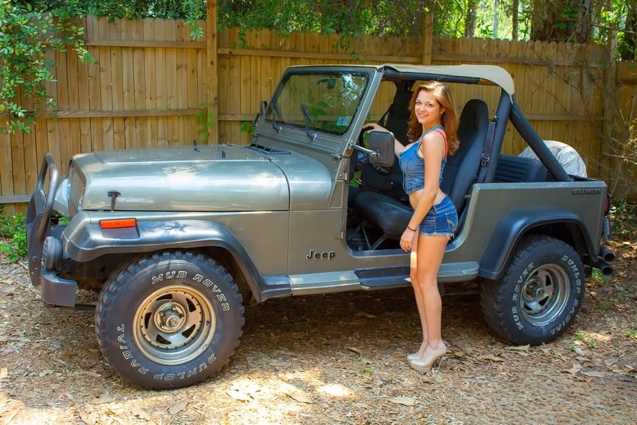 Amateur model Tessa Fowler set her hooters from inside her Jeep