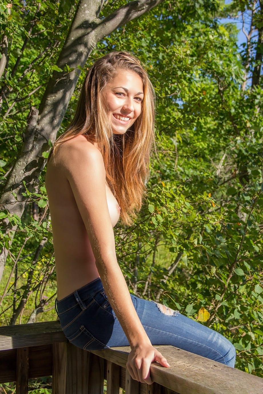 Amateur chick Becca Clark uncovers her nice tits out in the backyard