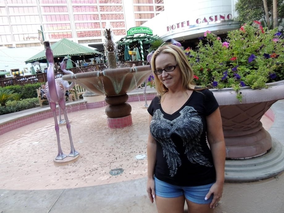 Fat blond wife Dee Siren lets her exhibitionist side go wild and crazy