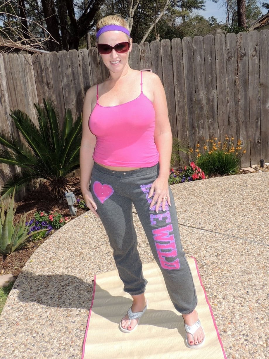Fat wife Dee Siren bangs a big black dick on poolside patio
