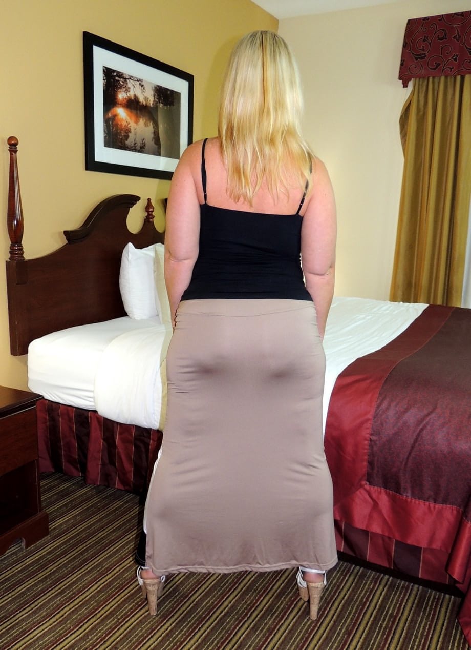 Amateur chick Dee Siren shows her fat ass prior to having sexual intercourse