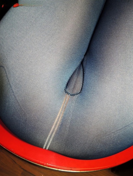 Fat wife Dee Siren frees her shaved pussy and big butt from skintight pants