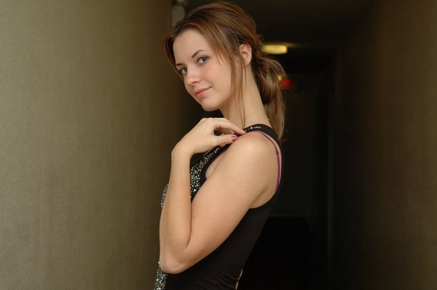 First timer flashes her bare ass in hallway of apartment building
