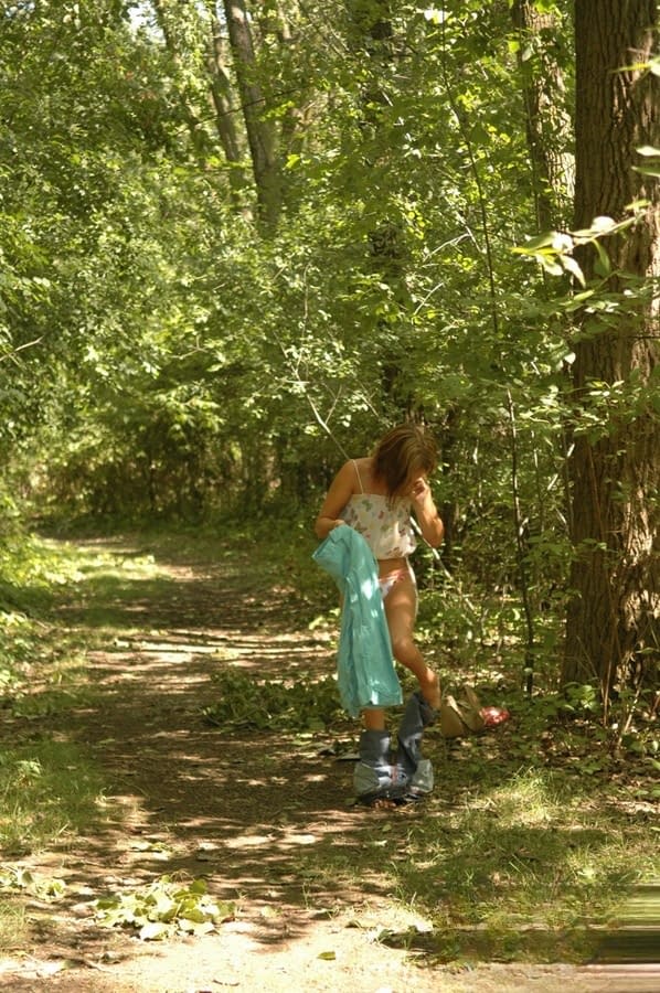 Skinny young amateur Diddylicious peels off her tight jeans in the woods