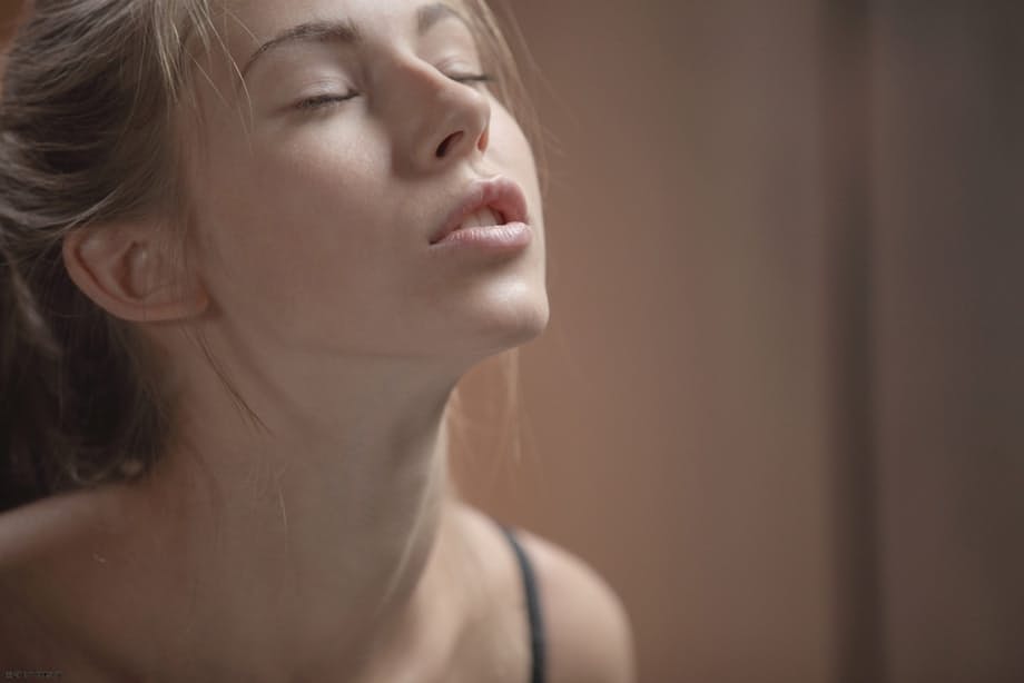 Young beauty Angelica kissing her boyfriend and getting cum on her hot ass