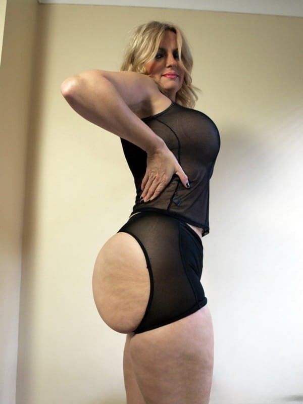 Hot fatty Daniella English shows closeup huge bubble butt and massive knockers
