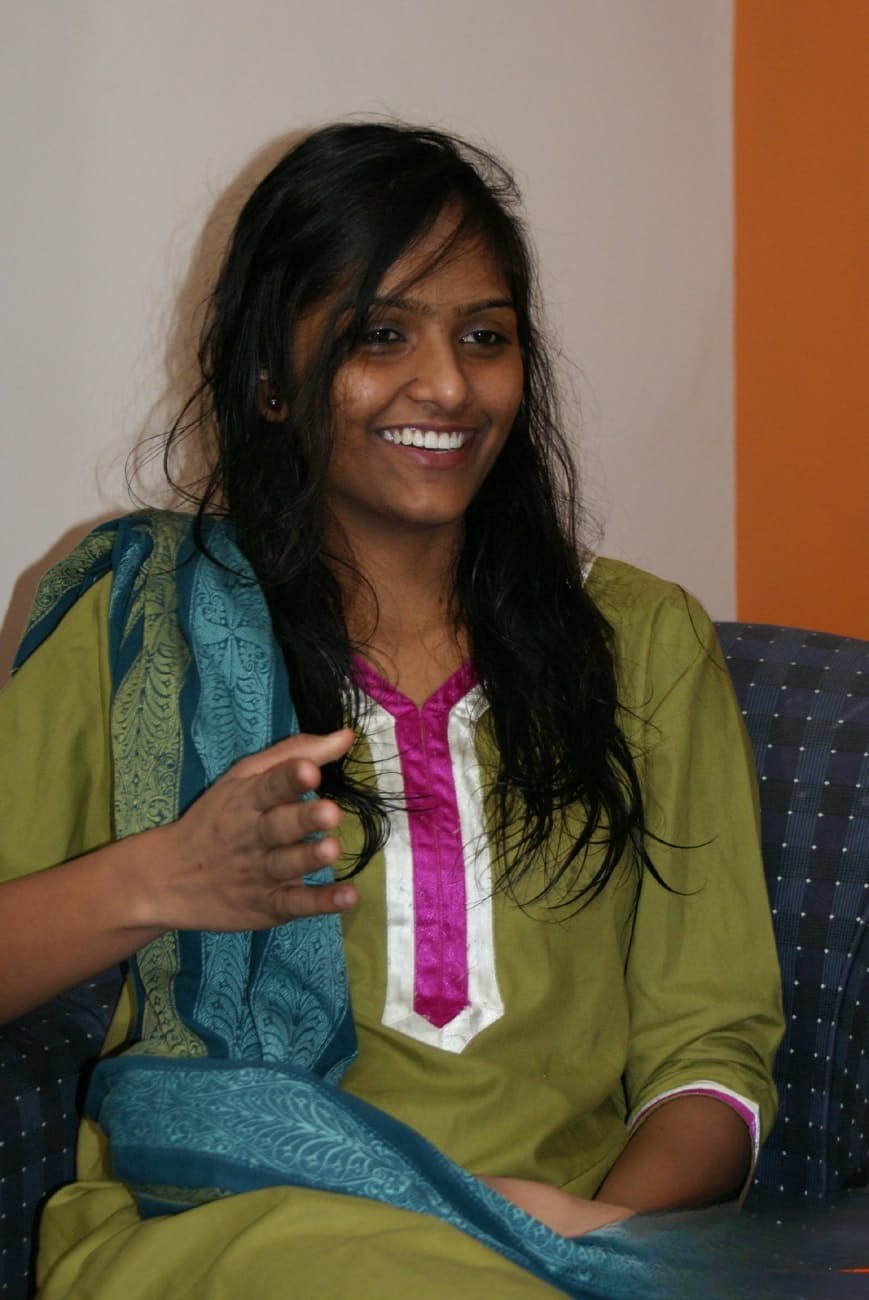 Indian divya slips off her shalwar suit to pose naked for the first time