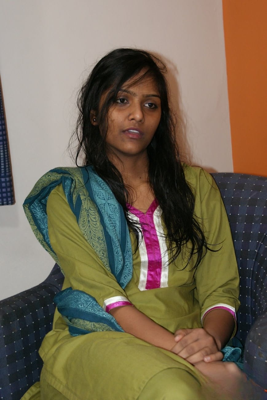 Indian divya slips off her shalwar suit to pose naked for the first time