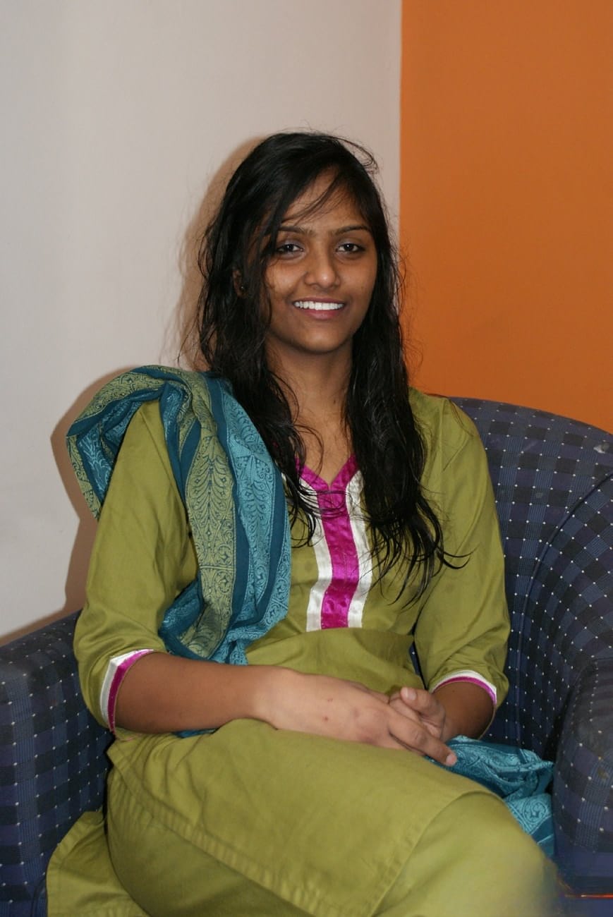 Indian divya slips off her shalwar suit to pose naked for the first time