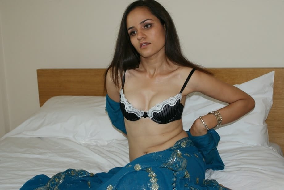 Indian solo girl removes her saree and bra to show off her small boobs