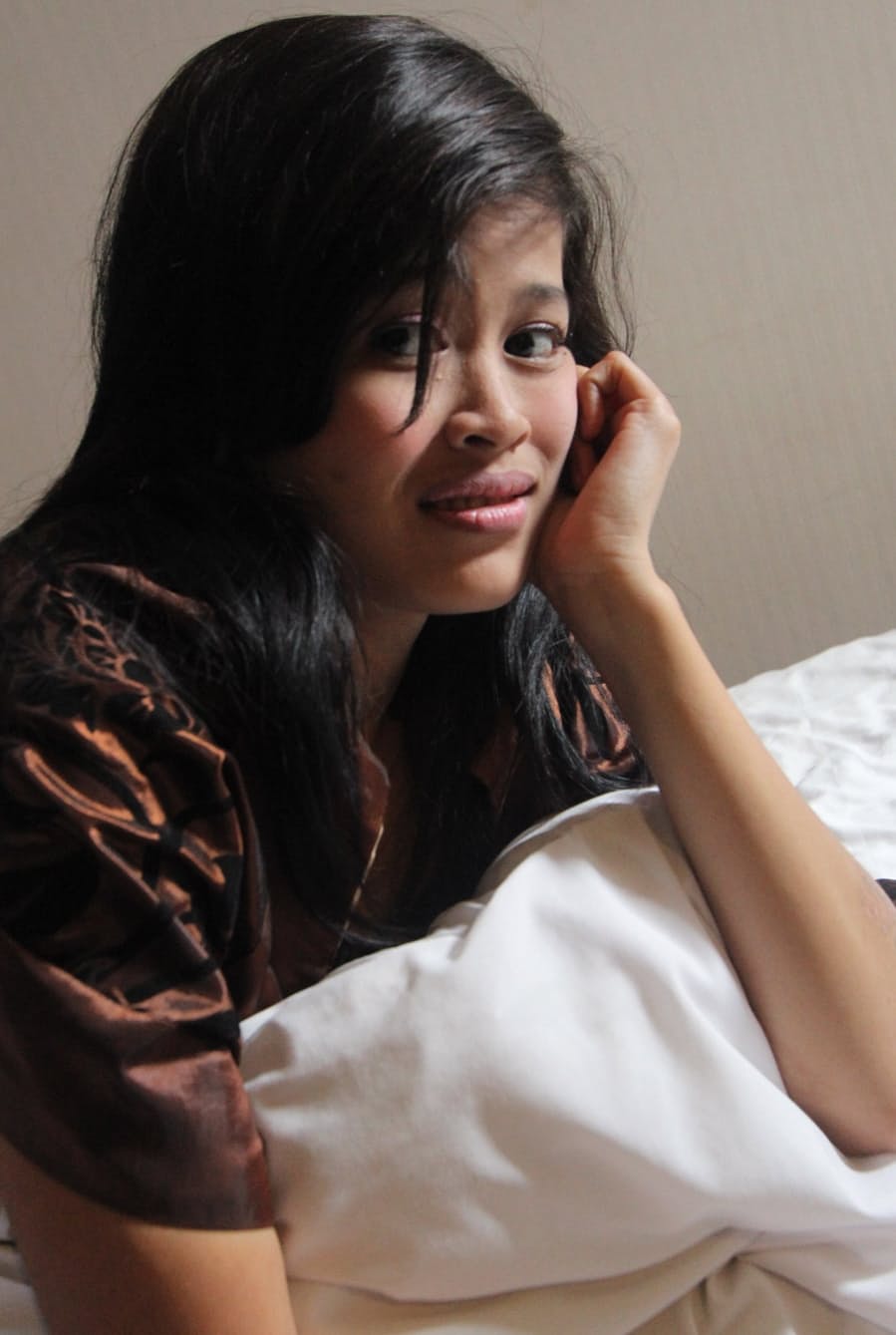 Indonesian teen with a wicked streak poses naked for the first time