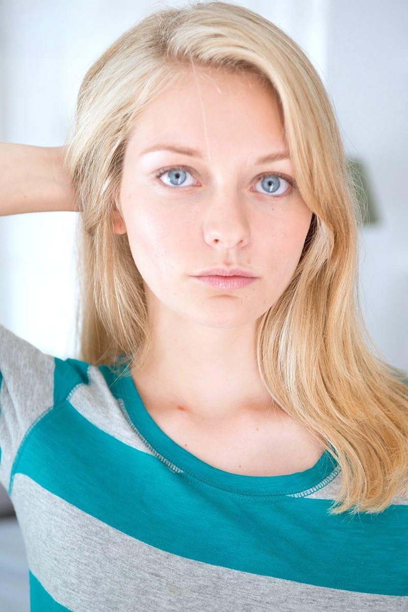 Slender blue eyed blonde Alli Rae kissing & getting her hard nipples sucked