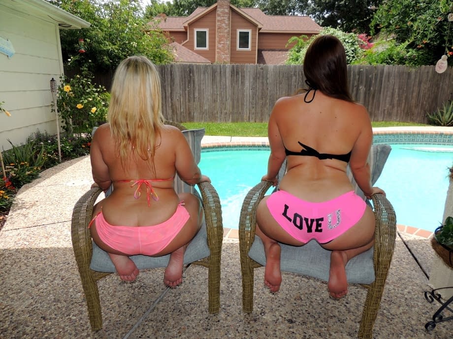White lesbians Dee Siren & Virgo Peridot go ass 2 ass before fingering pussies