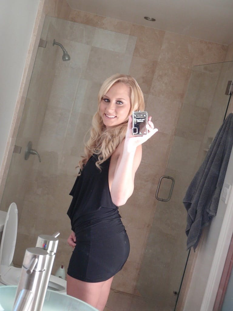 Blond amateur Lily text self shots while exposing her bare ass