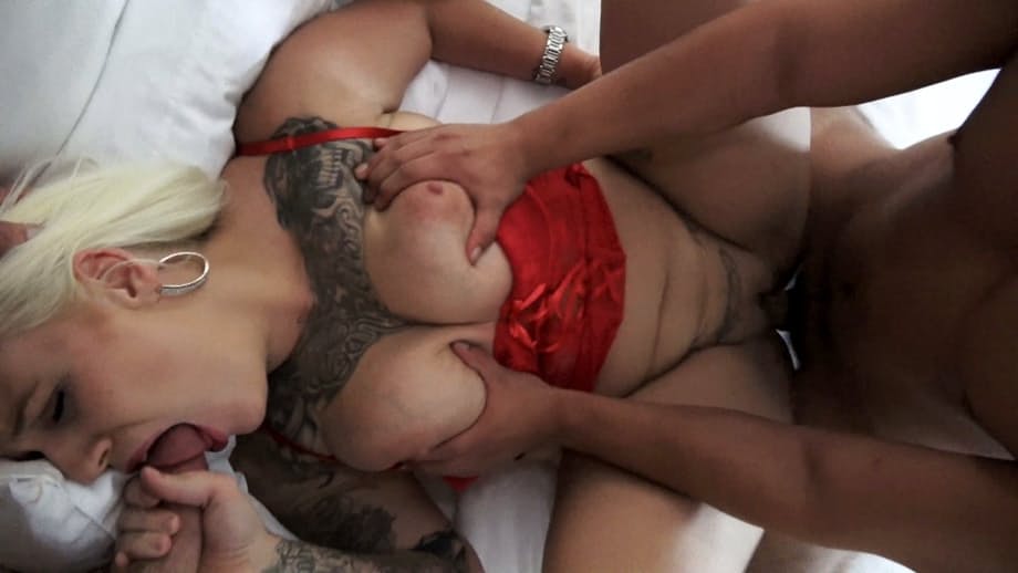 Thick blonde with tattoos Lucky B Dallas takes 2 cocks in her mouth at once