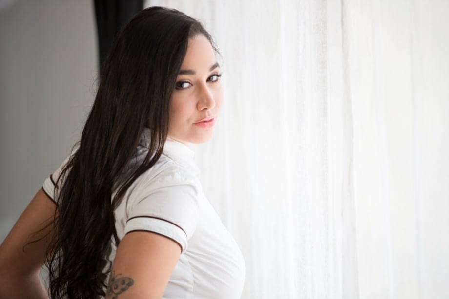 Alluring solo girl Karlee Grey reveals her nice melons as she undresses