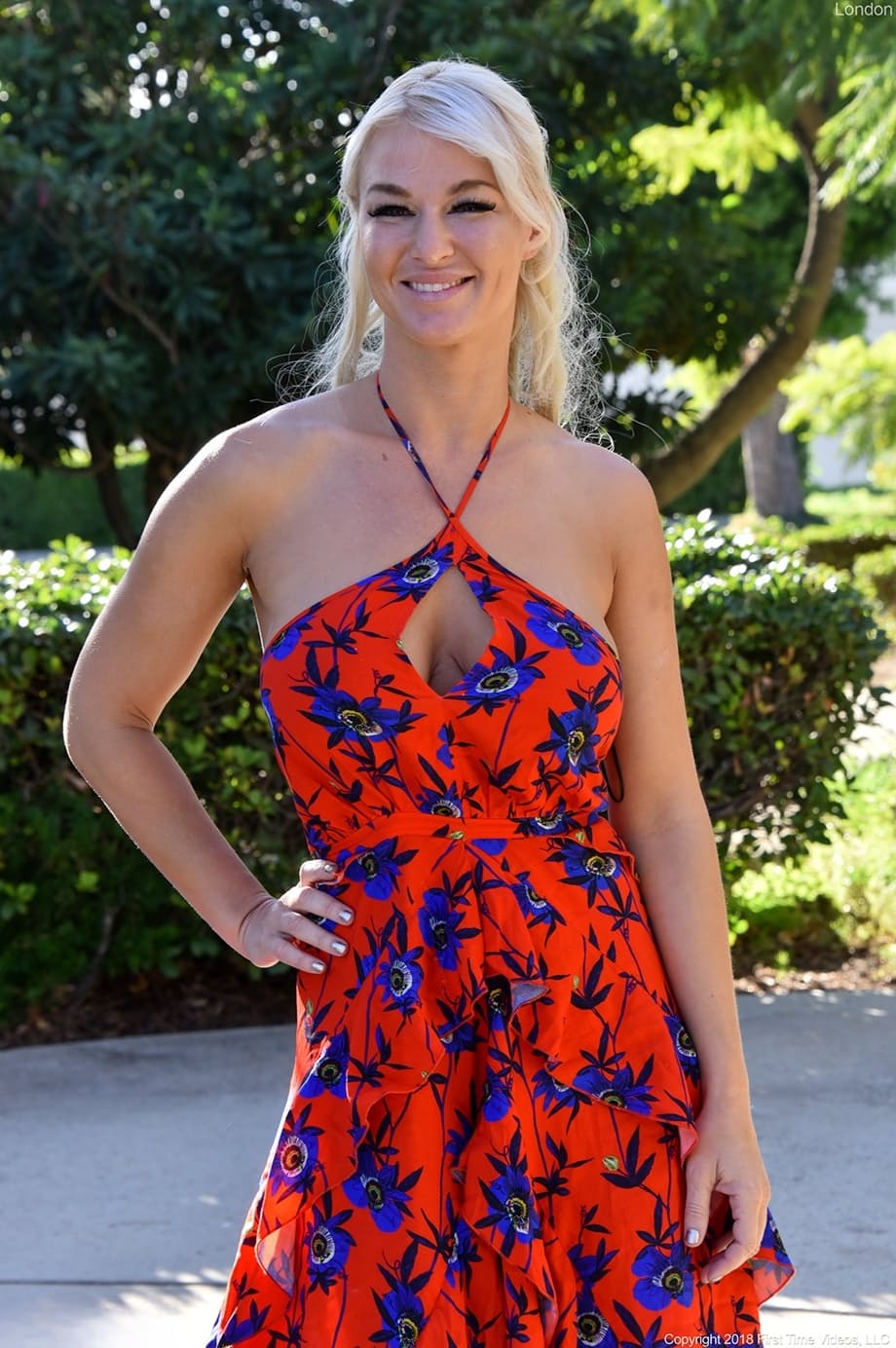 Blonde amateur shows off her wide open snatch in driveway after masturbating