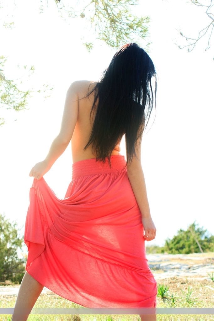 Naked sweet teen Venice Lei spreads her legs seductively on a blanket outdoors