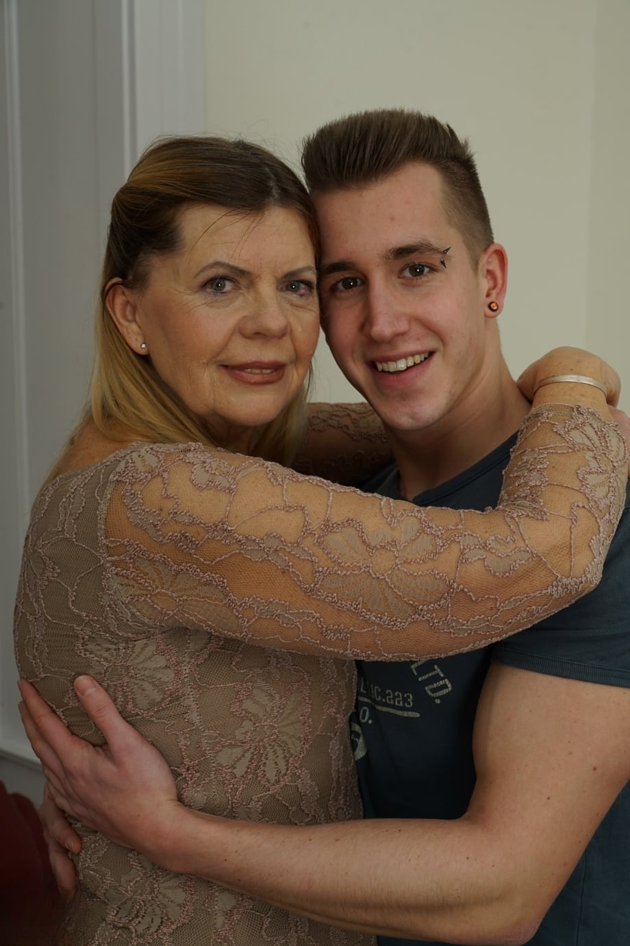 Horny mature cougar receives a great XXX oral treatment from a handsome stud