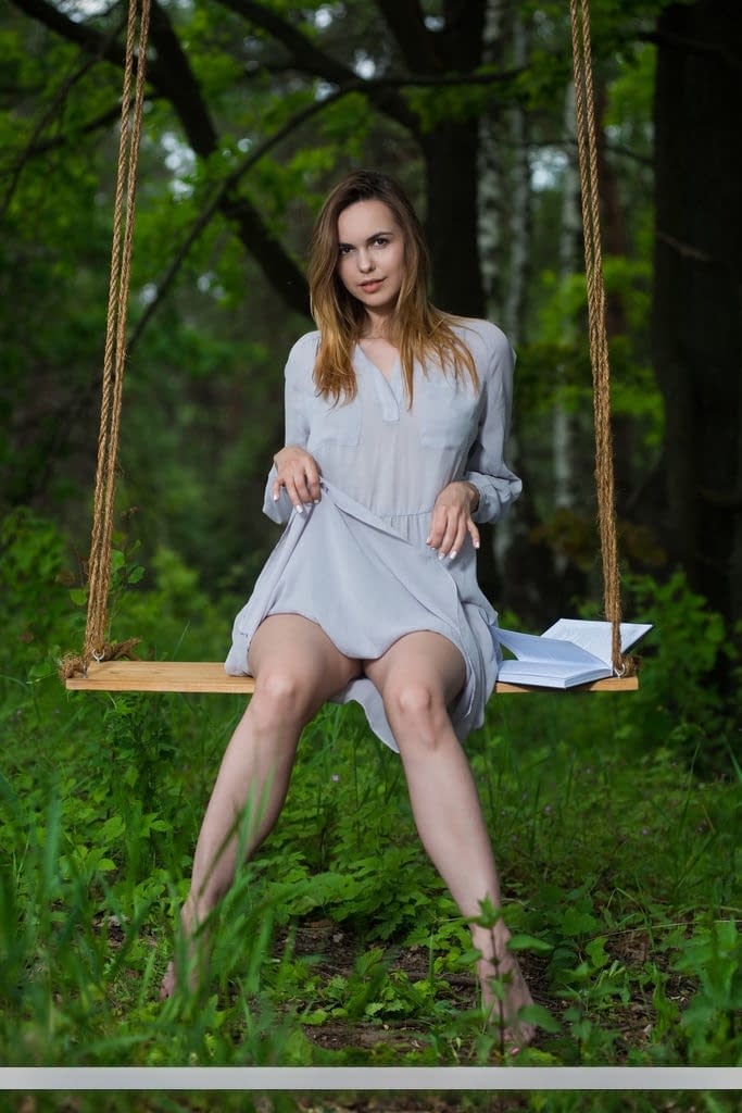 Erotic model Nasita strips under a tree to spreading naked & air horny pussy