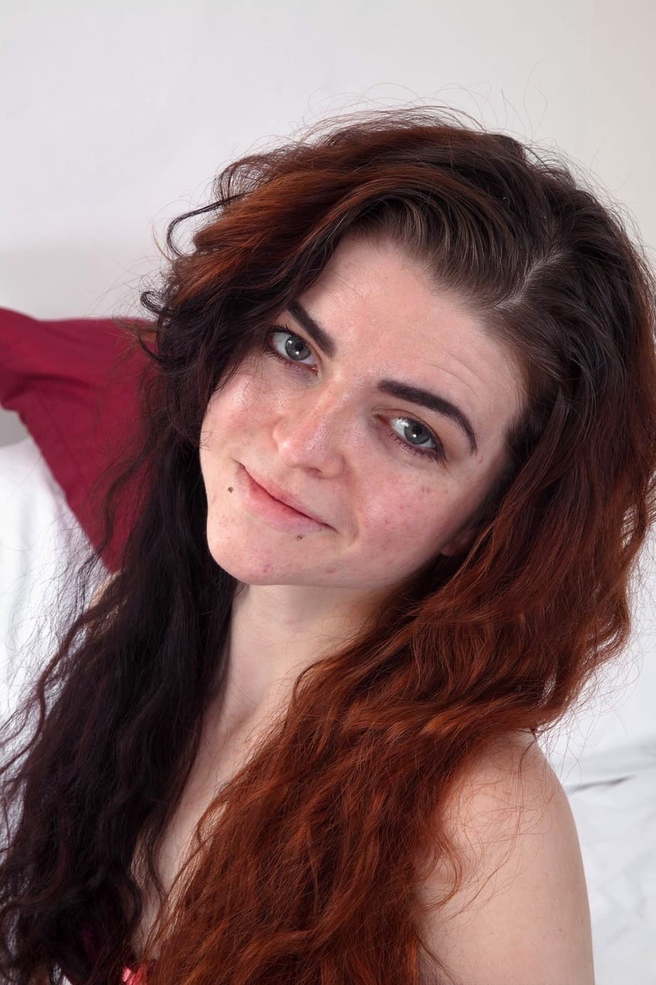 Amateur model Scarlet Contemptress puts her natural pussy on display