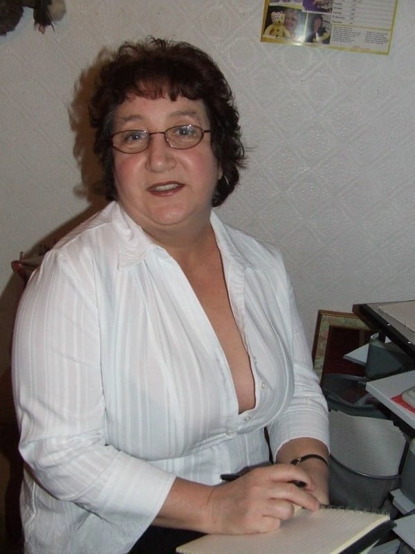 Granny Kinky Carol reveals her huge tits and phat ass in black lingerie