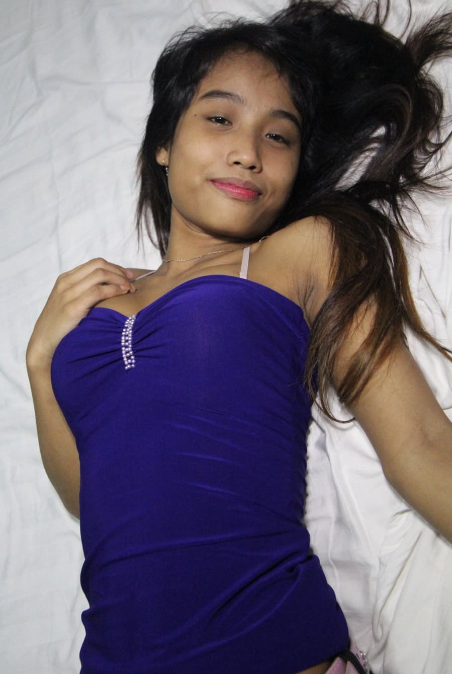 Filipina girl Porn removes her cute panty and bra set to model in the nude