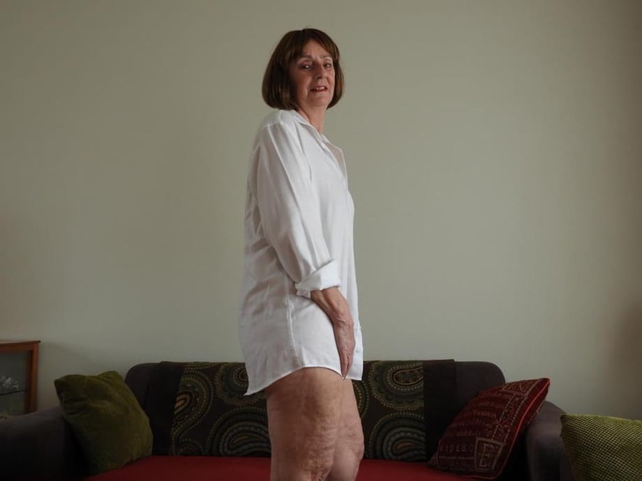 Hot mature granny Kat Kitty spreading legs & posing naked on her knees