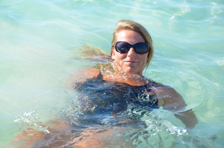 Blonde amateur SweetSusi pulls her tits out form her swimsuit in the pool