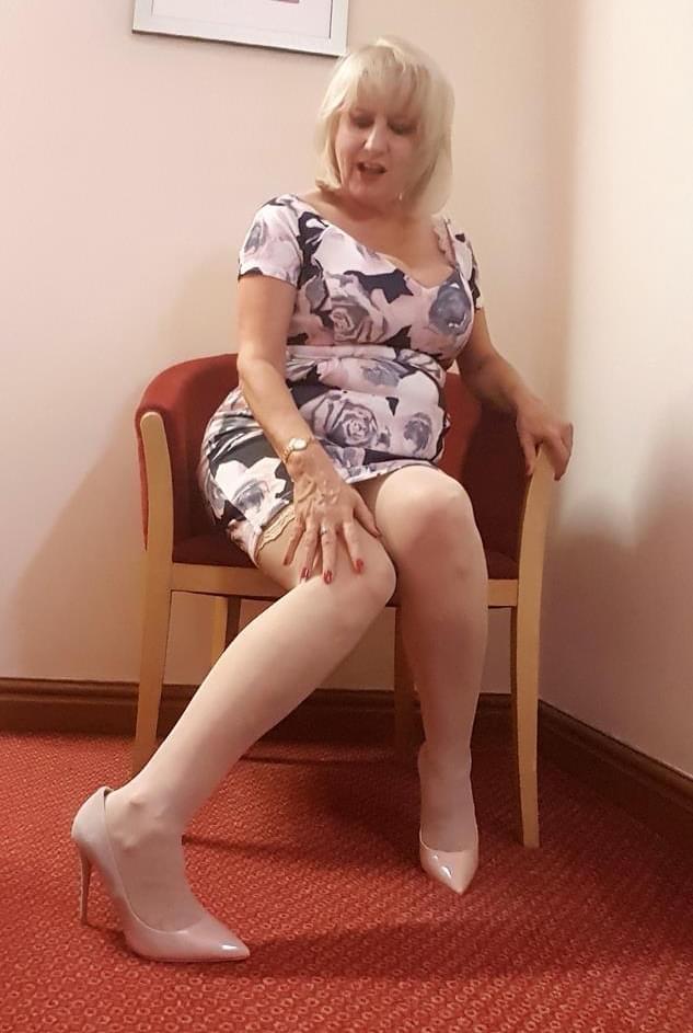 Hot mature blonde Lorna Blu exposes her big BBW tits & bald pussy on her knees