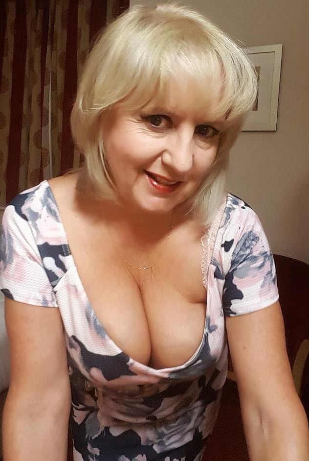 Hot mature blonde Lorna Blu exposes her big BBW tits & bald pussy on her knees