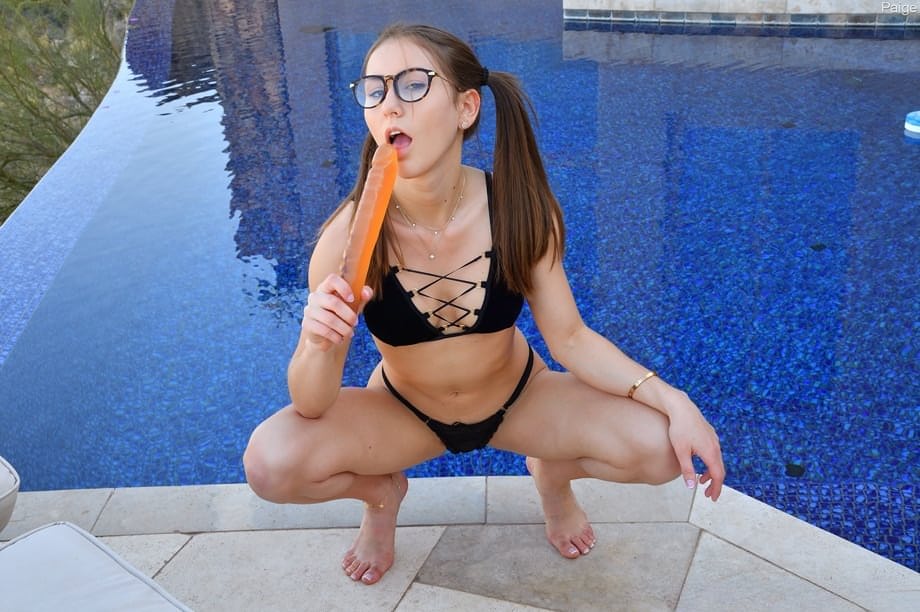 Kinky nerd Paige-II toys her twat and asshole with a double-ended dildo