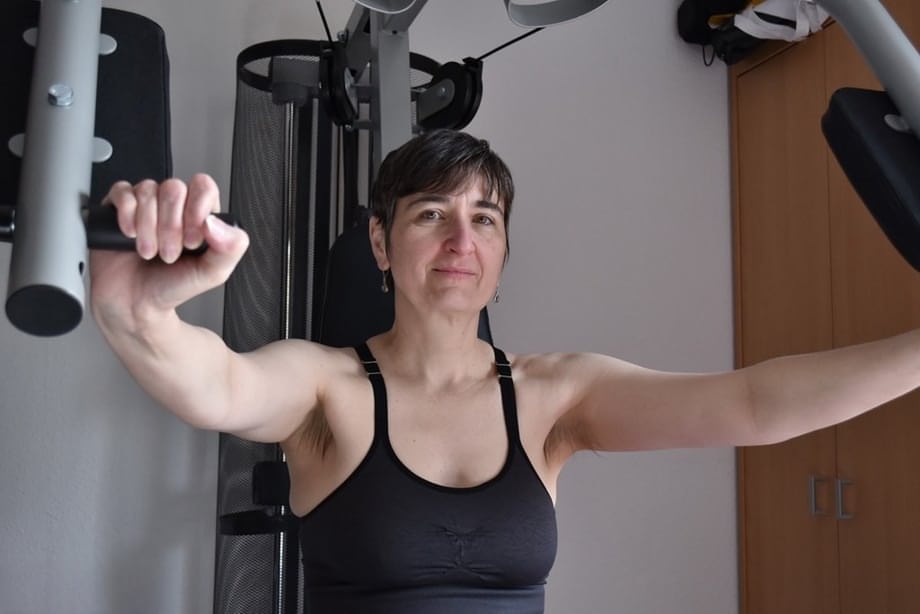Fit older lady shows off her saggy tits while working out at the gym